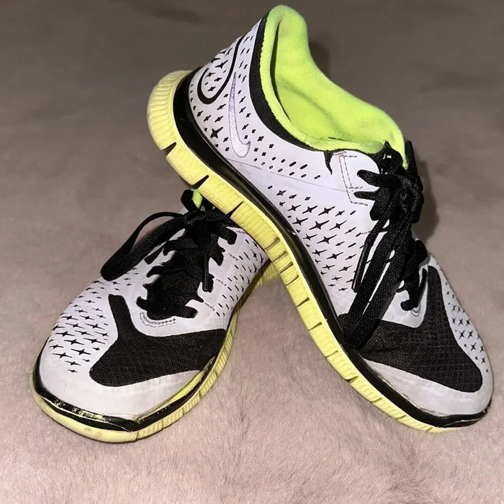 Women’s Nike Free 4.0 V2. Size 5.5.